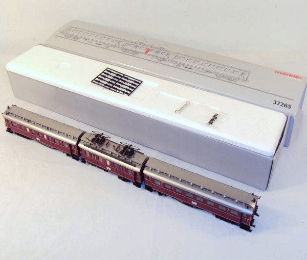 ABT: Marklin Digital HO 3-unit #27263 Electric Passe: Paul V. Ambrose and Drew J. Bauer present: This is the 3-unit #37265 Electric Passenger Set that Marklin made in Digital HO circa the recent past. Our Opinion is that the Coaches are generally in Like