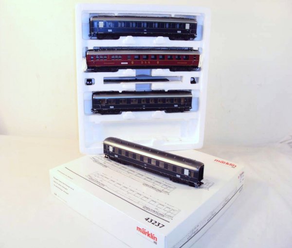 ABT: Marklin HO 4-item #43237 Rheingold Express Trai: Paul V. Ambrose and Drew J. Bauer present: This is the 4-item #43237 Rheingold Express Train Passenger Car Set that Marklin made in HO circa the recent past. Our Opinion is that the Coaches are genera