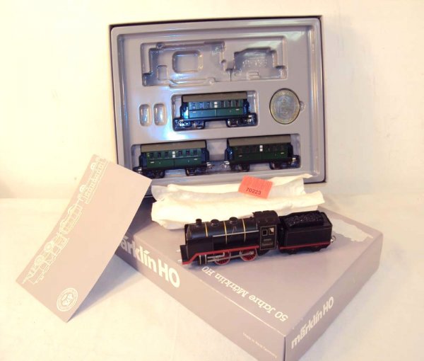 ABT: Scarce Marklin HO #0050 50th Anniversary Steam: Paul V. Ambrose and Drew J. Bauer present: This is the #0050 50th Anniversary Steam Passenger Set that Marklin made in HO circa 1985. Note the Set is pictured-in-outline on the top of the Box. Our Opi