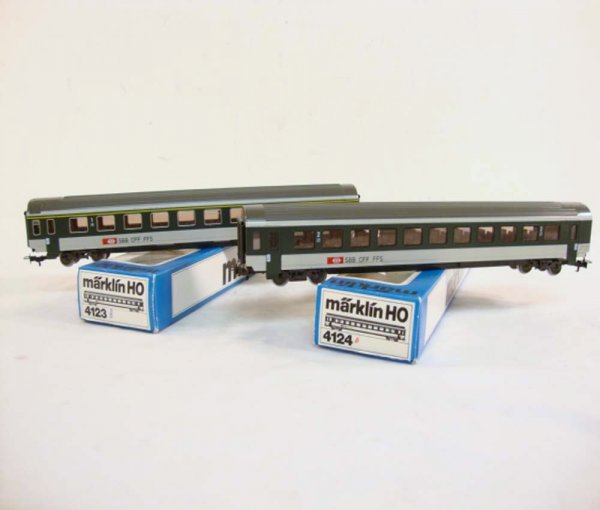 ABT: Marklin HO #4123 & #4124 Passenger Coaches/OBs: Paul V. Ambrose and Drew J. Bauer present: These are the #4123 and #4124 Swiss Federal Railway Passenger Coaches that Marklin made in HO circa the recent past. Our Opinion is that they are generally i