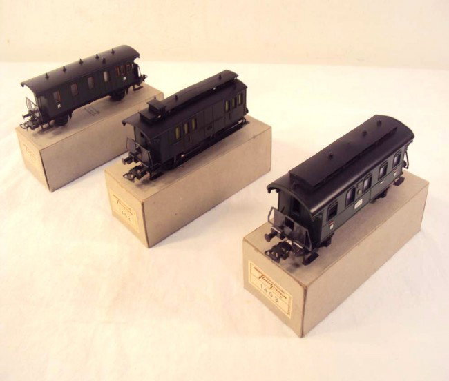 ABT: Nice Fleishmann HO #1401/1402/1403 Passenger C: Paul V. Ambrose and Drew J. Bauer present: These are the Green #1401/1402/1403 Passenger Cars that Fleischmann made in HO circa the 1960s. Our Opinion is that they are generally in Like New Condition.