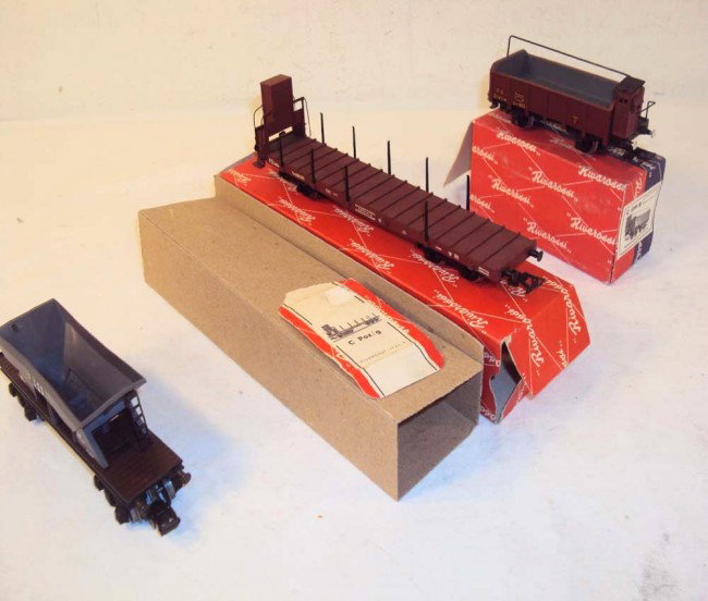 ABT: 3 Nice Rivarossi HO Rolling Stock Items/OBs: Paul V. Ambrose and Drew J. Bauer present: These are the #CLtm/g Gondola and the #CPoz/g Flat Car plus an unmarked Hopper Car that Rivarossi of Italy made in HO circa the early 1950s. Our Opinion is t