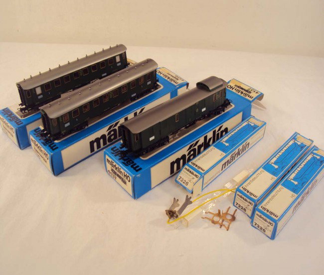 ABT: Mint Marklin HO #4136 (2) & #4137 Passenger Ca: Paul V. Ambrose and Drew J. Bauer present: These are the #4136 (2) and #4137 Passenger Coaches plus #7326 (3) Illumination Kits that Marklin made in HO circa the 1960s. Our Opinion is that they are ge