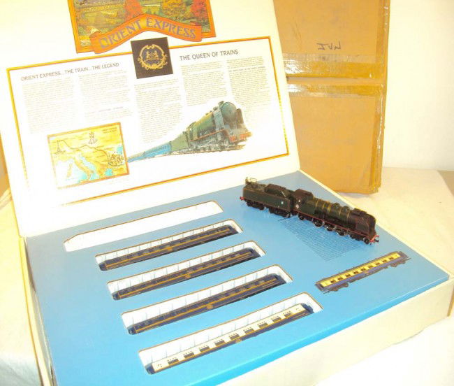 ABT: Mint Bachmann HO #40-0185 'Orient Express'/OB: Paul V. Ambrose and Drew J. Bauer present: This is the famous #40-1085 (CIWL) Wagons-Lits "Orient Express' Passenger Set that Bachmann made in HO circa the 1970s. Our Opinion is that it is generally i