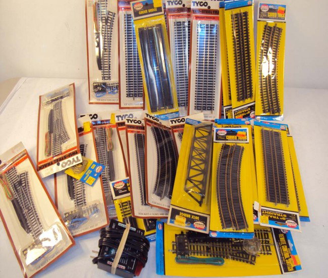 ABT: Nice Assortment Tyco/Model Power HO Track/OBs: Paul V. Ambrose and Drew J. Bauer present: This is a nice assortment of Track, Switches and Miscellany that Tyco and Model Power made in HO circa the 1970s. Our Opinion is that the Lot is generally in