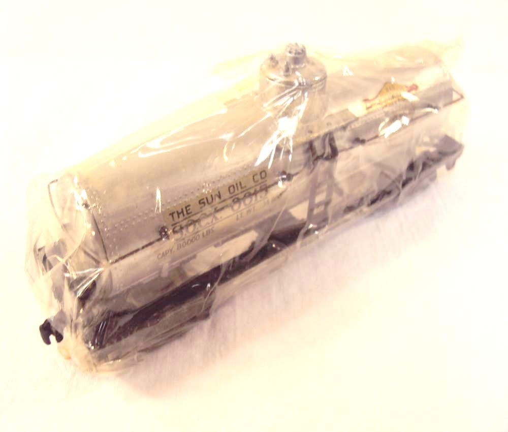 ABT: Mint Lionel OO Gauge #0015 Sunoco Oil Car/Cell: Paul V. Ambrose and Drew J. Bauer present: This is the #0015 three-rail Sunoco Oil Car that Lionel made OO-gauge circa late 1930a. Our Opinion is that it is generally in Mint Condition, still wrapped