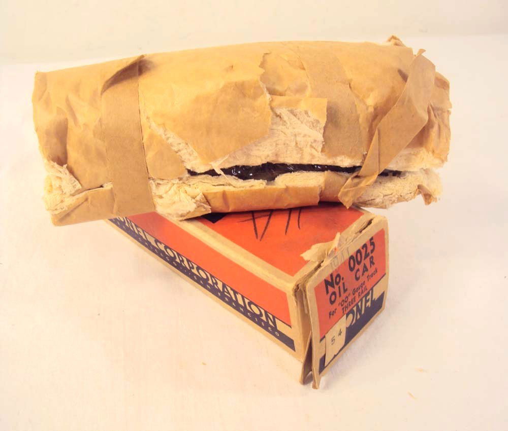 ABT: Superb Mint Lionel Archive-Dated OO Gauge #002: Paul V. Ambrose and Drew J. Bauer present: This is the Archive-dated #0025 three-rail Shell Oil Car that Lionel made in OO-gauge in "1941". Our Opinion is that it is generally in amazing Mint Conditio