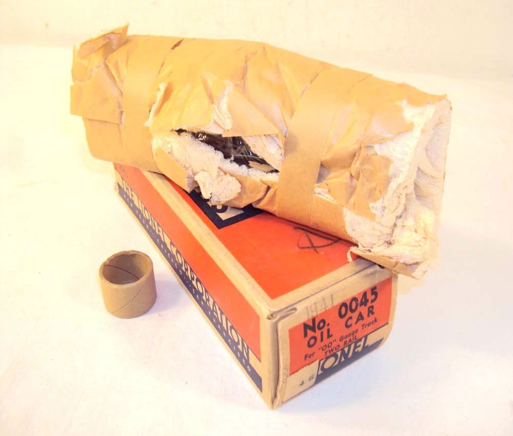 ABT: Superb Mint Lionel Archives-Dated OO Gauge #00: Paul V. Ambrose and Drew J. Bauer present: This is the Archive-dated #0045 two-rail Sunoco Oil Car that Lionel made in OO-gauge in "1941". Our Opinion is that it is generally in amazing Mint Condition