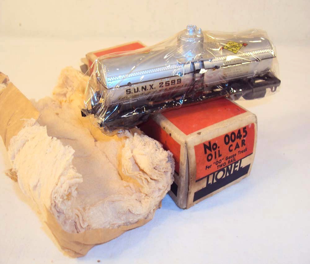 ABT: Mint Lionel OO Gauge #0045 Sunoco Oil Car/Cell: Paul V. Ambrose and Drew J. Bauer present: This is the #0046 two-rail Sunoco Oil Car that Lionel made in OO gauge circa 1940. Our Opinion is that it is generally in Mint Condition and is still in its 