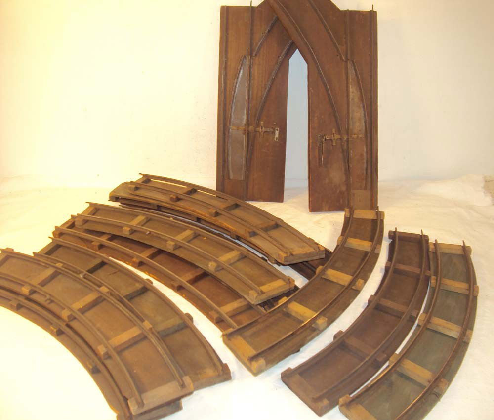 ABT: Rare Voltamp Wide Gauge Track Assortment: Paul V. Ambrose and Drew J. Bauer present: This is a group of 2 Switches and 12 sections of Curve Track that Voltamp made in Wide Gauge circa 1920. Our Opinion is that the Lot averages Very Good Condi