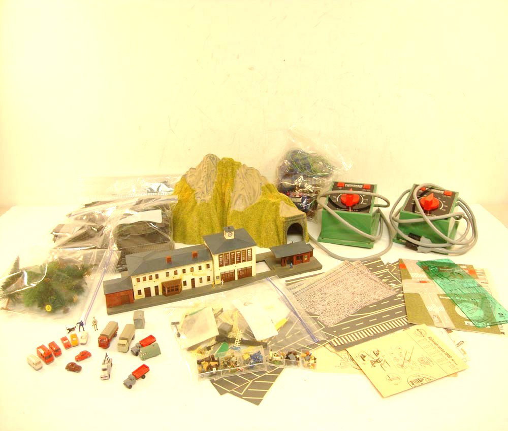 ABT: Assortment Fleischmann N Gauge Layout Accesso: Paul V. Ambrose and Drew J. Bauer present: This an assortment of Layout Accessories (no trains) that Fleischmann made in N Gauge a few years ago. What you see is what you will receive. Please add $14.