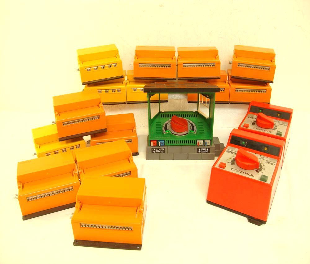 ABT: LGB #5012/5007/5075/5080 Controllers: Paul V. Ambrose and Drew J. Bauer present: These are the #5012/5007 x 2/5075 x 10/5080 x4 Controllers that LGB made a few years ago. Please look at all the pictures. No Boxes. Please add $20.00 for US
