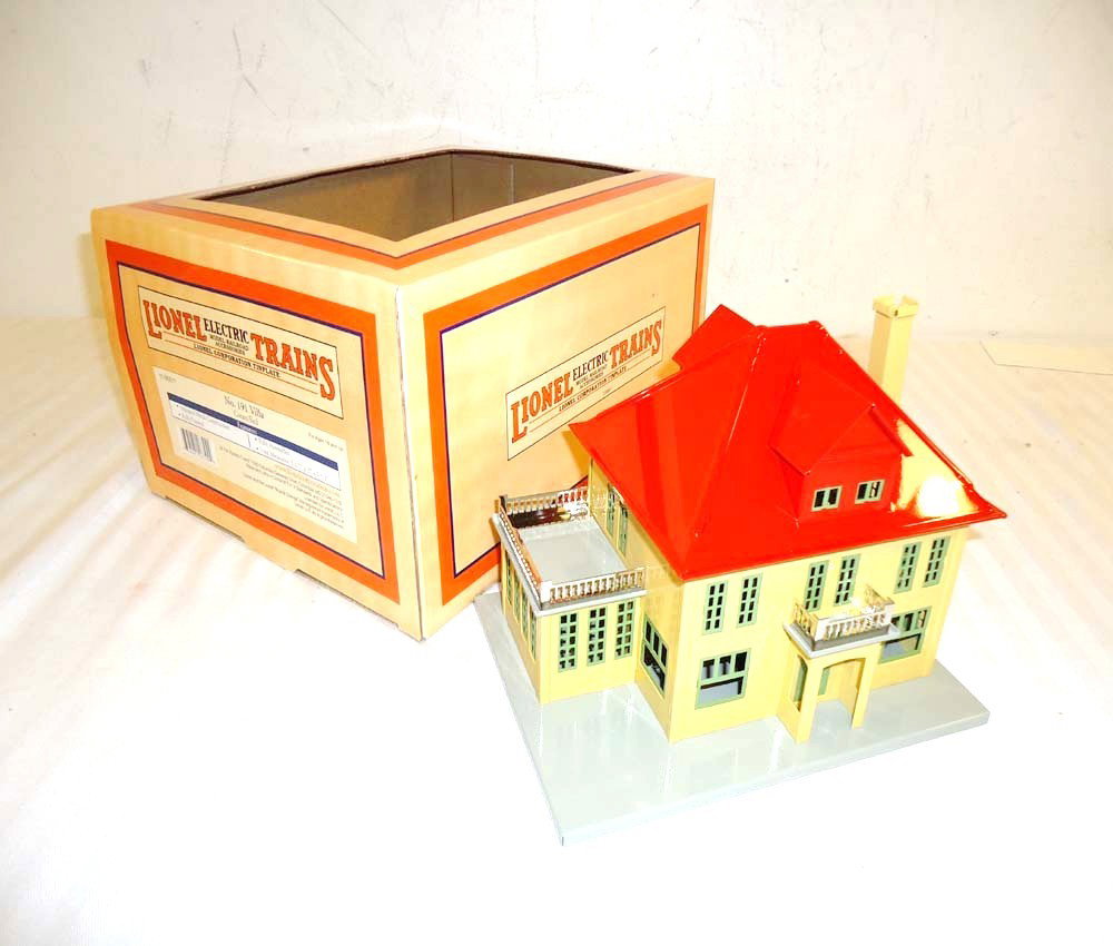 ABT: Lionel #191 Mansion/OB: Paul V. Ambrose and Drew J. Bauer present: This is the #191 Mansion (cream/red) that Lionel made in the recent past. Includes nice Original Box. Please add $14.00 for US-48 Shipping and Insurance.