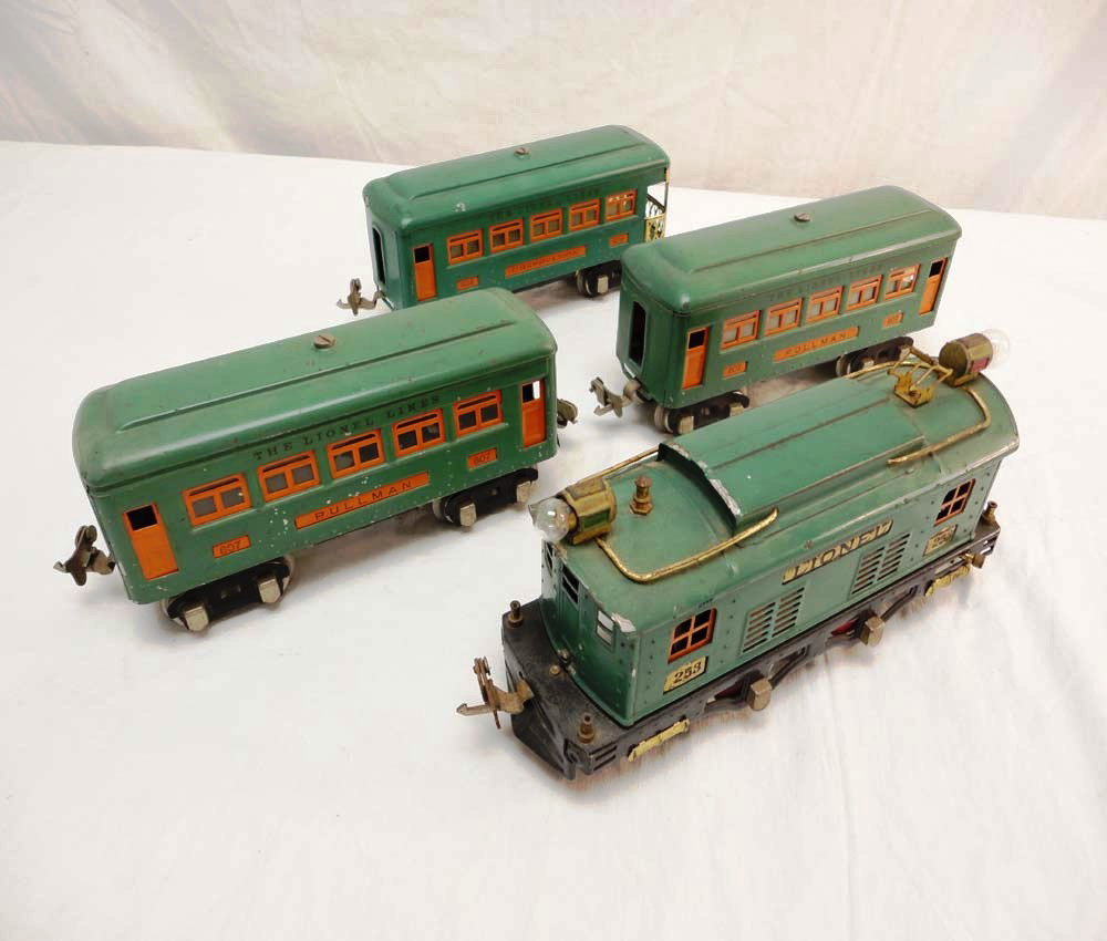 ABT: Lionel O Gauge #253 Peacock Electric plus #607: Paul V. Ambrose and Drew J. Bauer present: These are the #253 Peacock Electric plus #607 (2) and #608 Passenger Cars That Lionel made in O gauge in the 1920s. No Boxes. Please add $20.00 for US-48 Shi