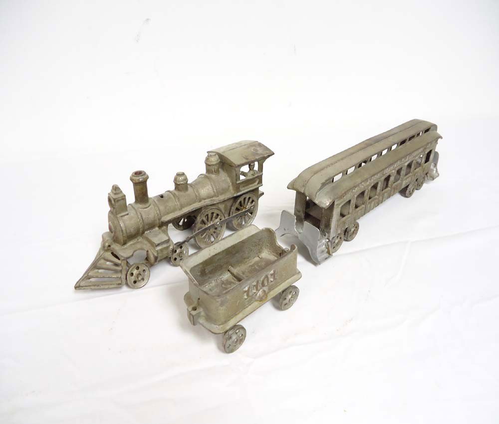 ABT: Rare Die-Cast #986 Chicago RI & Pacific 3-ite: Paul V. Ambrose and Drew J. Bauer present: This is a rare 3-item #986 die-cast Chicago, Rock Island & Pacific Floor Train from long ago. The Engine measures approx. 10 1/2-inches and the Passenger car
