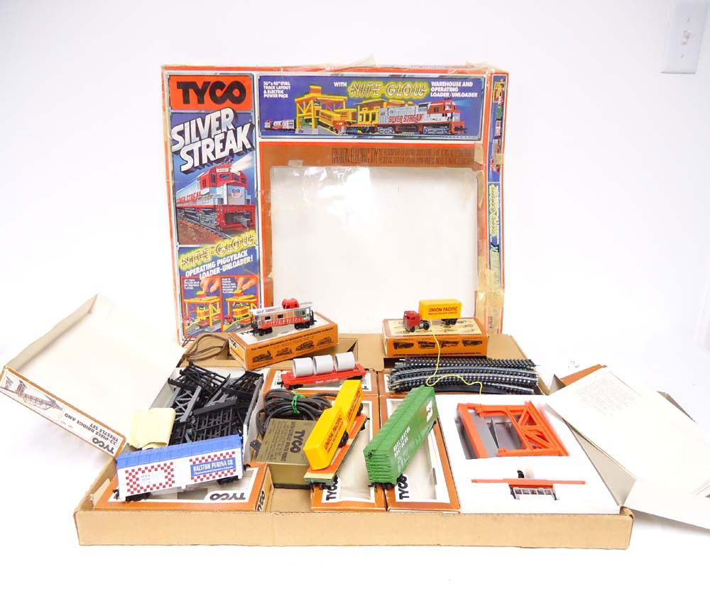 ABT: Tyco Ho Scale: Union Pacifc Silver Streak Tra: Paul V. Ambrose and Drew J. Bauer present: This is the Union Pacific Silver Streak Train Set that Tyco made in HO Scale a few years ago. Included are two Box Cars, Caboose, Truck & Trailer, Flat Car w