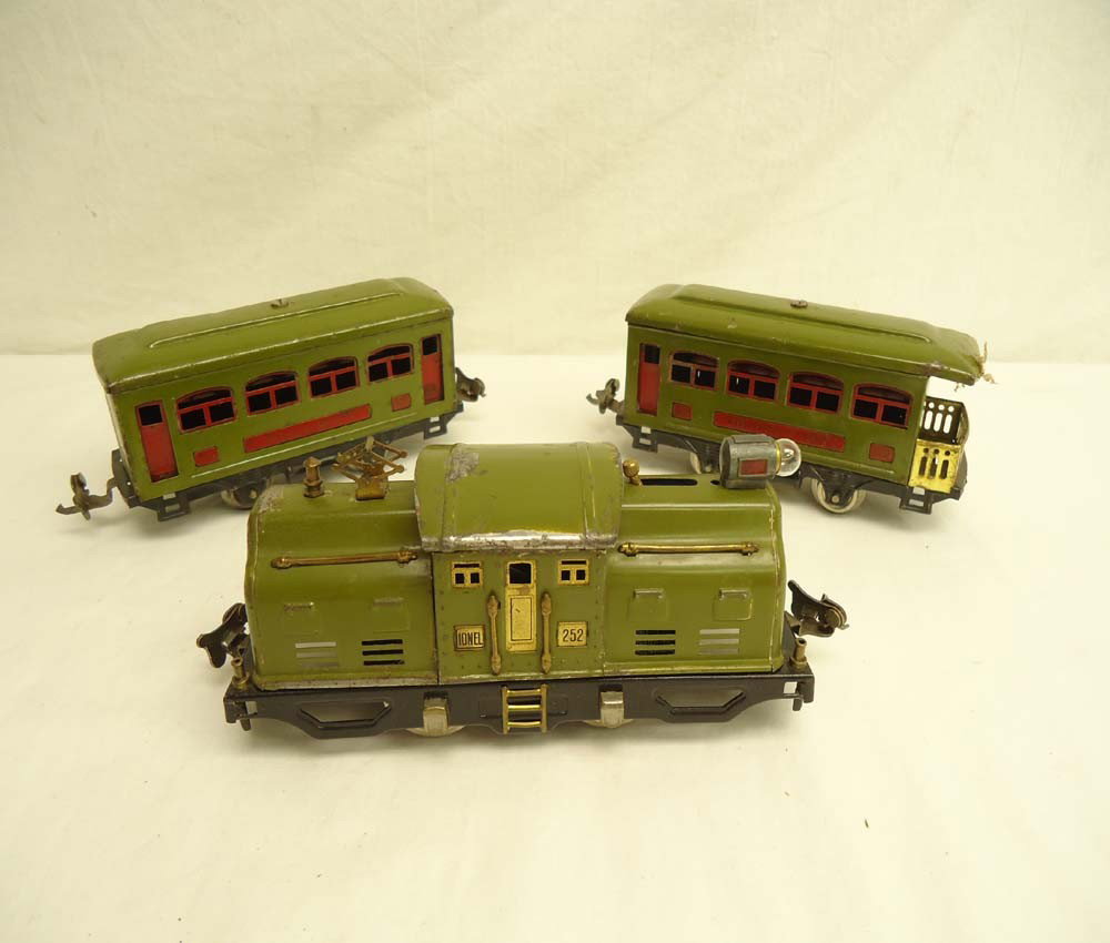 ABT: Lionel #252 Green Electric & #529/530 Passeng: Paul V. Ambrose and Drew J. Bauer present: These are #252 Green Electric plus #529 and #530 Passenger Cars that Lionel made in O gauge circa the early 1930s. No Boxes. Please add $18.00 for US-48 Ship