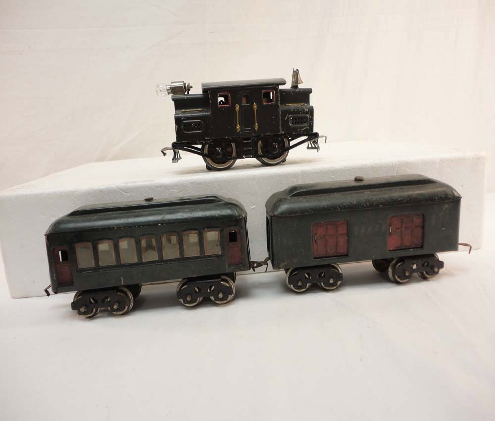 ABT: Lionel #152 Electric & #601/602 Passenger Car: Paul V. Ambrose and Drew J. Bauer present: These are the #152 Electric plus the #601 Pullman and #602 Mail Car that Lionel made in O gauge in the late 1910s. Our Opinion is that they are generally in 