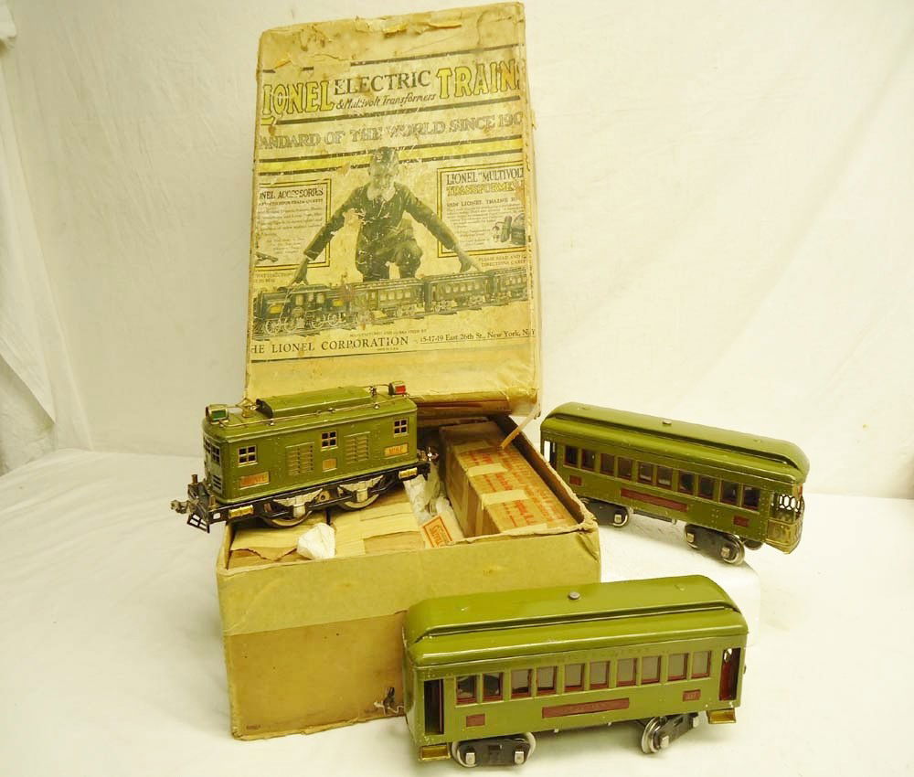 ABT: Lionel Standard Gauge #353E Green Passenger S: Paul V. Ambrose and Drew J. Bauer present: This is the #353E Passenger Set that Lionel made in Standard Gauge in the 1920s. Includes are the #8E Green Electric and the #337/338 Passenger Cars. Examine