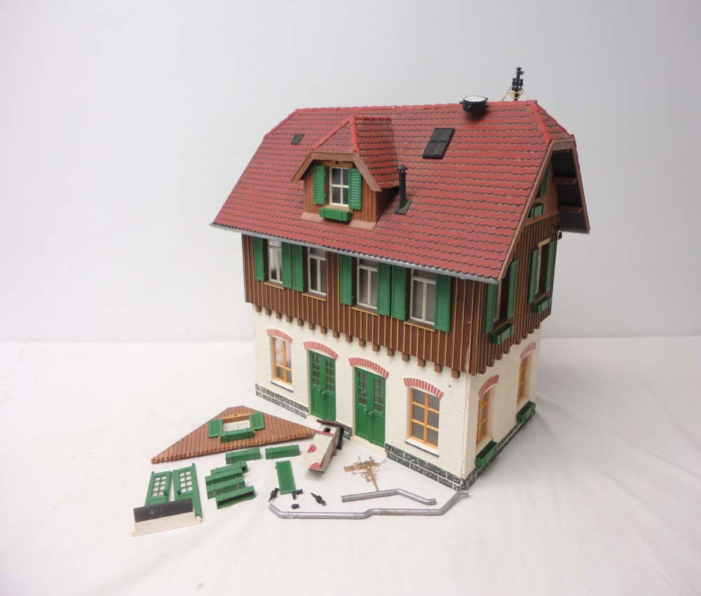 ABT: Pola/LGB G Scale: Large Cottage: Paul V. Ambrose and Drew J. Bauer present: This is the Large Cottage that Pola/LGB made in G Scale a few years ago. What you see is what you will receive. Our Opinion is that it is generally in Excell