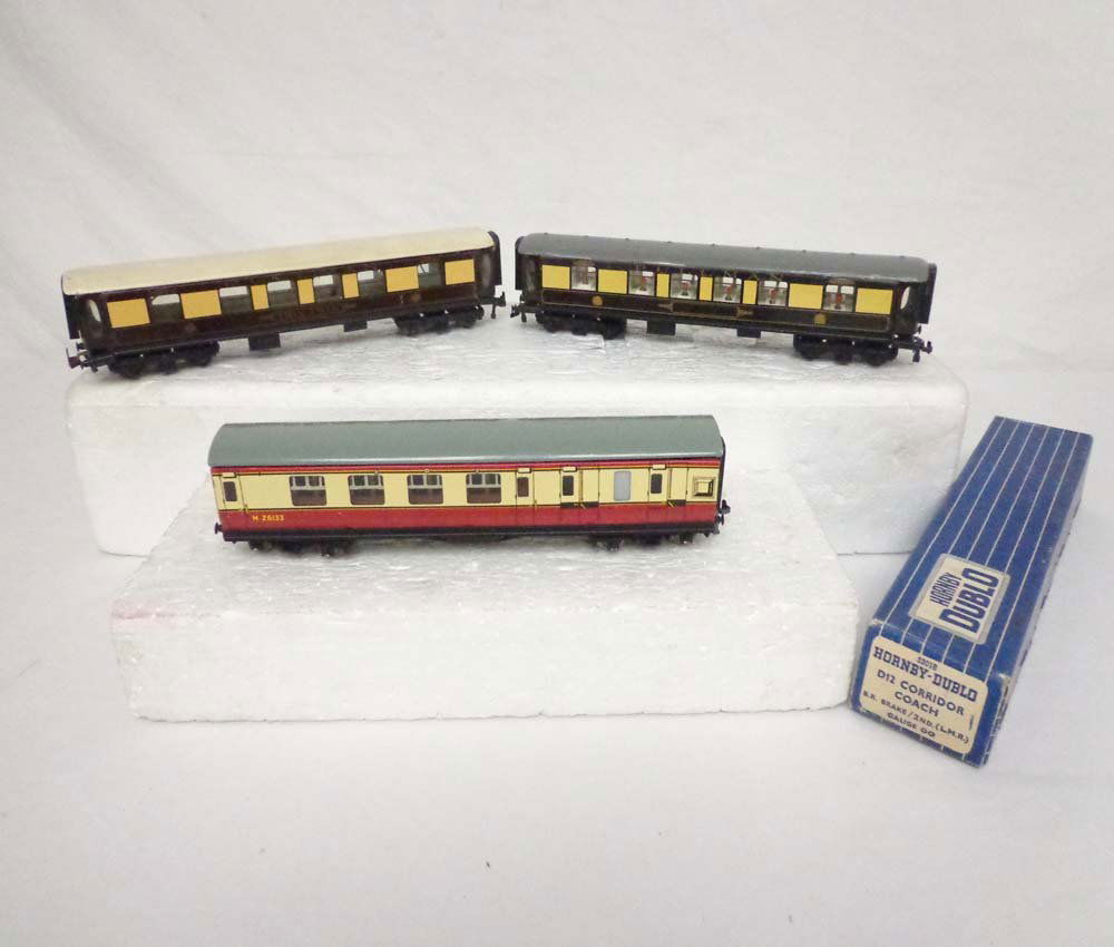 ABT: Trix/Hornby HO: 3 Passenger Coaches & OB: Paul V. Ambrose and Drew J. Bauer present: These are the Trix 'South Wales' and 'Trix Twin' Pullmans, and the Hornby #M26133 Passenger Coach that were made in HO some time ago. Also included is an Ori