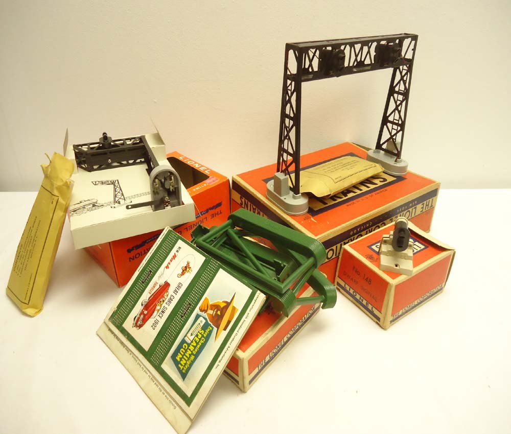 ABT: Lionel #148/450/452 Signals & #310 Billboards/: Paul V. Ambrose and Drew J. Bauer present: These are the #148 Dwarf Signal, #450 Signal Bridge, #452 Gantry Signal, plus #310 Billboard Set that Lionel made Post War. Our Opinion is that the Lot is ge