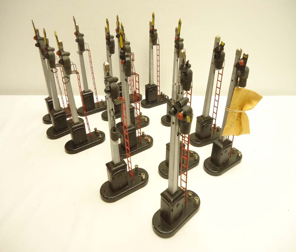 ABT: 15 Lionel #151 Semaphores: Paul V. Ambrose and Drew J. Bauer present: These are fifteen #151 Semaphores that Lionel made Post War, please note 5 have issues. No Boxes. Please add $20.00 for US-48 Shipping and Insurance.