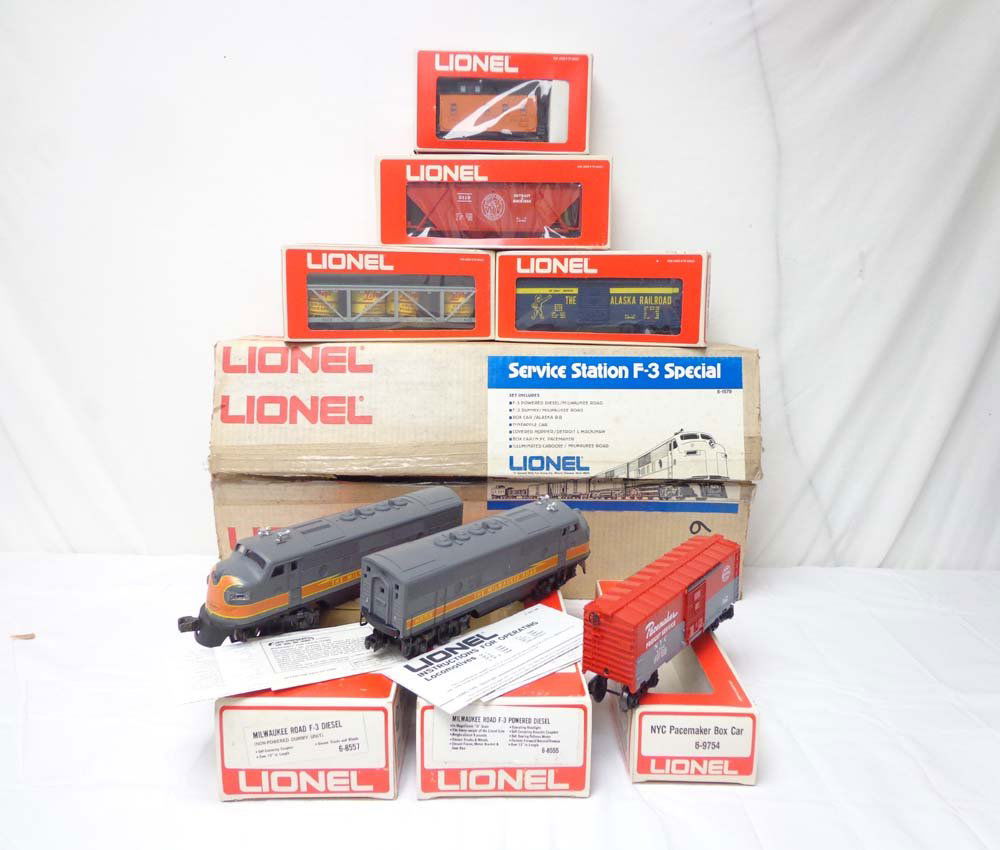ABT: Lionel #1579 Milwaukee Road F-3 SSS 1975 Freig: Paul V. Ambrose and Drew J. Bauer present: This is the #1579 Milwaukee Road Service Station Special Freight Set that Lionel made circa 1975. This Set includes the #8555/8557 Milwaukee Road F-3 AA Dies