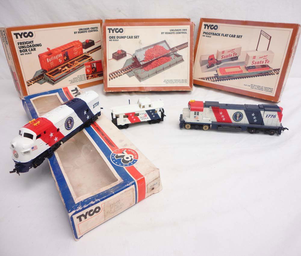 ABT: 6 HO Tyco/Mantua: 2 Diesels, Caboose & 4 Acce: Paul V. Ambrose and Drew J. Bauer present: These are the Tyco #930 Freight Unloading, two #925 Ore Dump Car Sets, #348 Piggyback Flat Car Set, #252-00 Spirit of 76 Diesel Engine/Caboose, and Mantua Sp