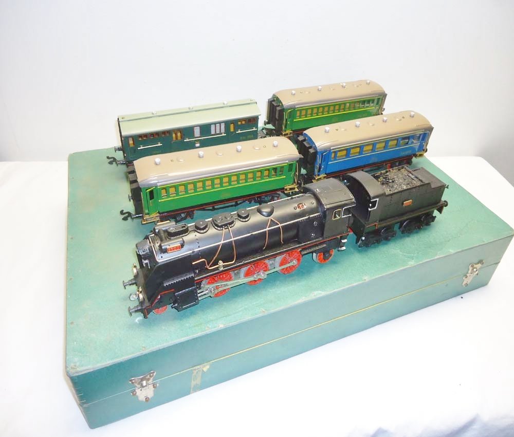 ABT: Amazing Paya 6-item Steam Passenger Set/Wooden OB+: Paul V. Ambrose and Drew J. Bauer present: This is an amazing 6-item Steam Passenger Set that Paya of Spain made in O Gauge circa 1940. Includes Wooden Set Box, interior Boxes, plus Paperwork shown. N