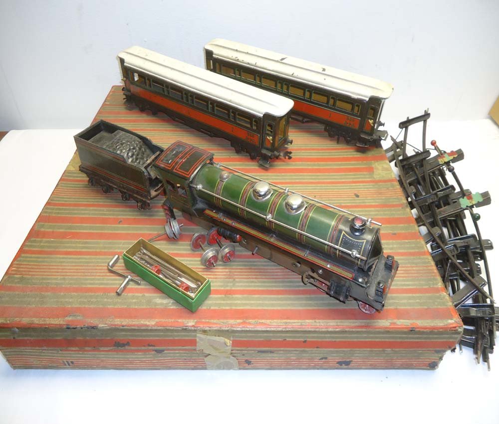 ABT: Unusual Paya 4-item Clockwork Steam Passenger Set/: Paul V. Ambrose and Drew J. Bauer present: This is an unusual 4-item Clockwork Steam Passenger Set that Paya of Spain made in O gauge circa 1940. Includes heavy cardstock Set Box with dividers and Tra