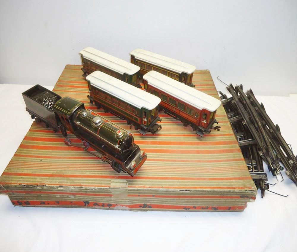 ABT: Amazing Paya 6-item Clockwork Steam Passenger Set/: Paul V. Ambrose and Drew J. Bauer present: This is an amazing 6-item Clockwork Steam Passenger Set that Paya of Spain made in O Gauge circa 1940. Includes heavy cardstock Set Box with Dividers and Tra