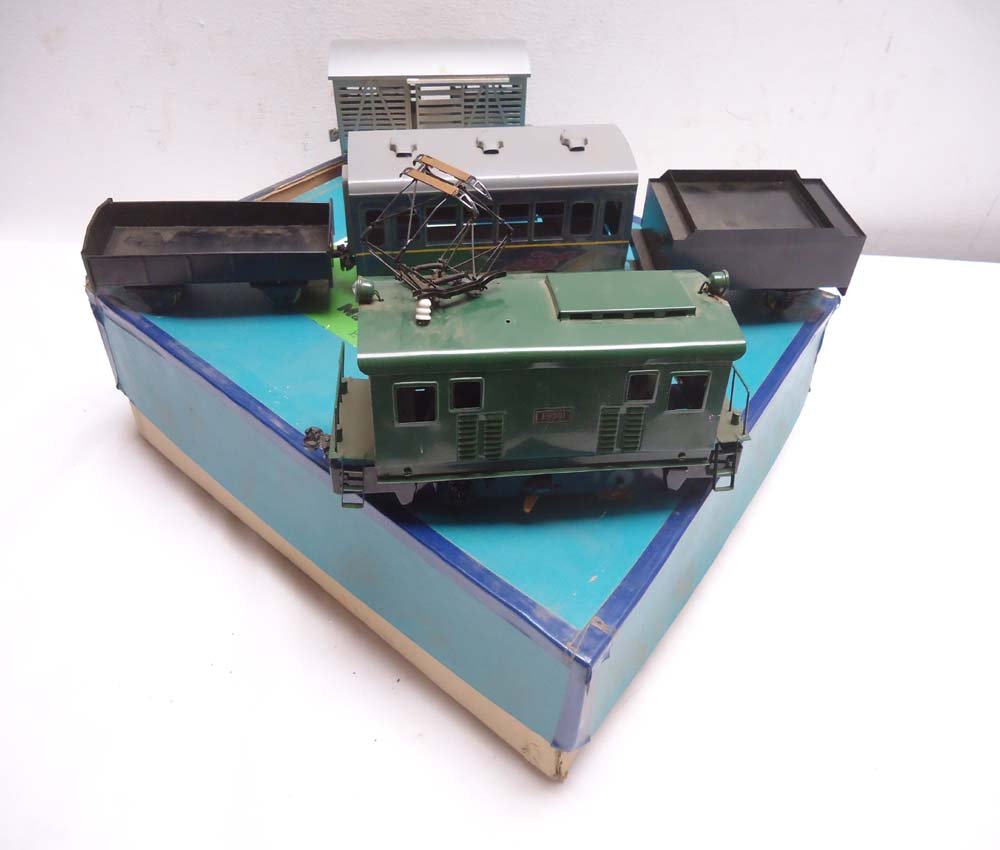 ABT: Matsuzakaya O Gauge Railroad Set (Japan): Paul V. Ambrose and Drew J. Bauer present: This is the Tin O Gauge Railroad Set made in O gauge by Matsuzakaya Japan in years past (various pieces; probably not a catalogued set). Orignal Box. Examine