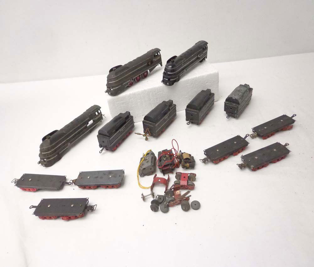 ABT: Marklin HO Scale: Assortment Streamlined Steam E&T: Paul V. Ambrose and Drew J. Bauer present: This is an HO assortment of Streamline die cast Steam Engine Boilers and Parts plus Tenders as shown that Marklin made some time in the past. No Boxes. Exami