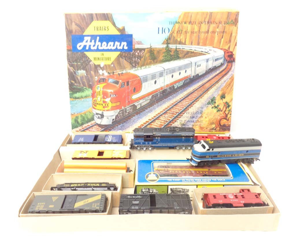 ABT: Athearn HO Scale: B&O Train Set/OB: Paul V. Ambrose and Drew J. Bauer present: This is the B&O Train Set (not all original, mixed-match of various pieces) made in HO Scale a few years ago. Two B&O Engines and a Pennsylvania Engine. Exam