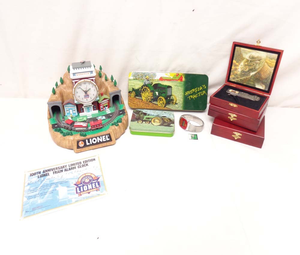 ABT: 8 Assorted Pocket Knives, Watch, Battery, Alarm: Paul V. Ambrose and Drew J. Bauer present: These are eight Assorted Memorabilia. Included are five Pocket Knives, Watch, Watch Battery, and Lionel Trail Alarm Clock. Examine closely; what is pictured