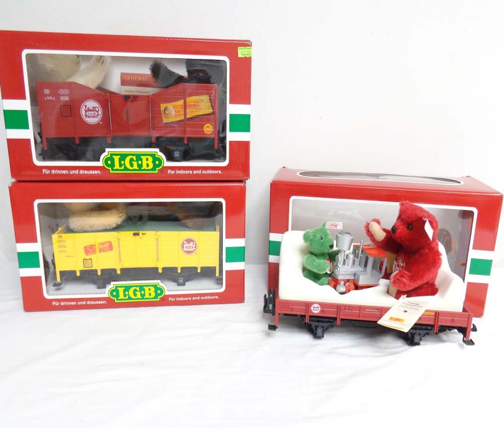 ABT: Mint LGB G Scale: #43100/44210/41220 Flat Car and: Paul V. Ambrose and Drew J. Bauer present: These are the #43100/44210/41220 Flat Car and Gondolas with Toy Bears that LGB made for G Scale a few years ago. Our Opinion is that they are generally in Mi