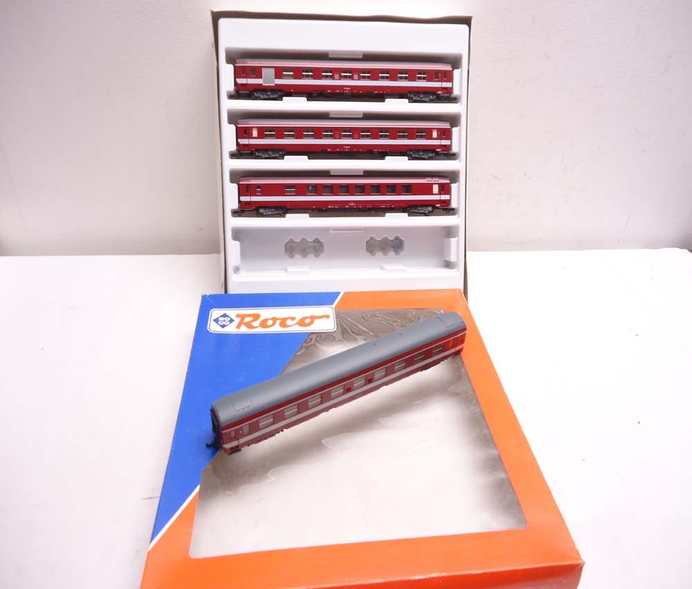 ABT: HO: Roco 4-Item Red Passenger Set/OB: Paul V. Ambrose and Drew J. Bauer present: These are the HO Red 4-item Passenger Set that Roco made some time in the not too distant past. Includes OB as shown. Examine very closely; what is pictured