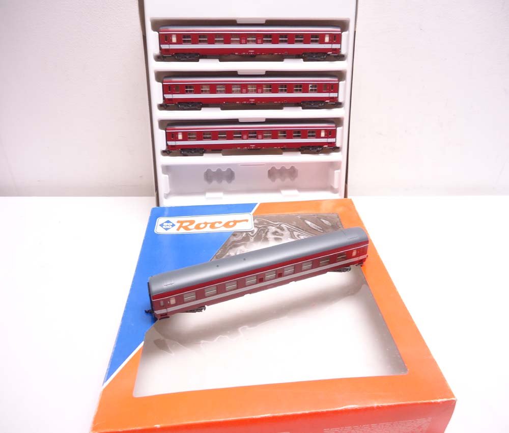 ABT: HO: Roco 4-Item Red Passenger Car Set/OB: Paul V. Ambrose and Drew J. Bauer present: These are the painted HO #44087 4-Car Passenger Set that Roco made in Germany some time in the past. Includes OB as shown. Examine very closely; what is pict