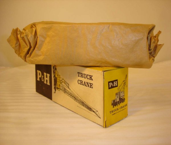 ABT: Mint Lionel #6828 Sep. Sale P&H Crane/OB: Paul V. Ambrose and Drew J. Bauer present: This is the Original Separate Sale P&H Crane that Lionel made in the middle 1960s. Scarce; Light Yellow Variation. Our Opinion is that it is generally in Min