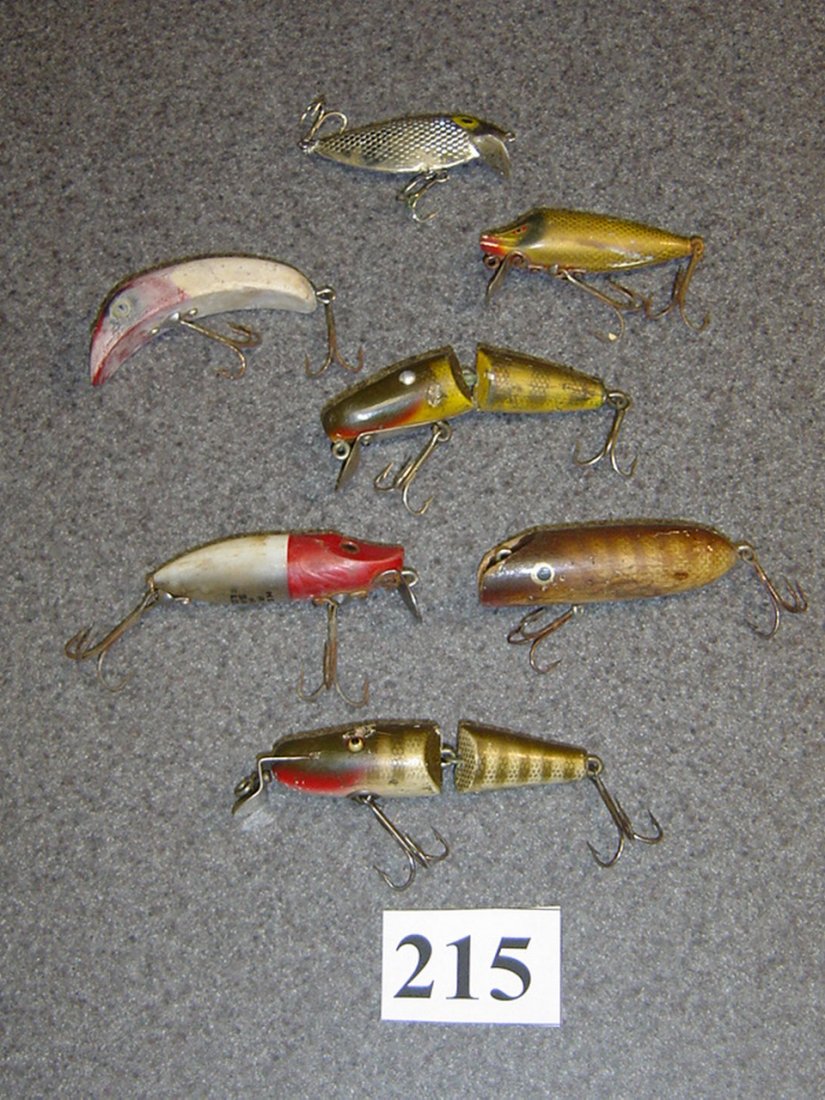 SELECTION (7) VINTAGE FISHING LURES: MOST ARE WOOD. JOINTED PIKIE, BASSORENO, HEDDON SPOOK FLOATER, WOOD JOINTED???, SOUTH BEND SUPER SNOOKER AND A DIAMOND THIN BODY RATTLE RAP. ALL USED.