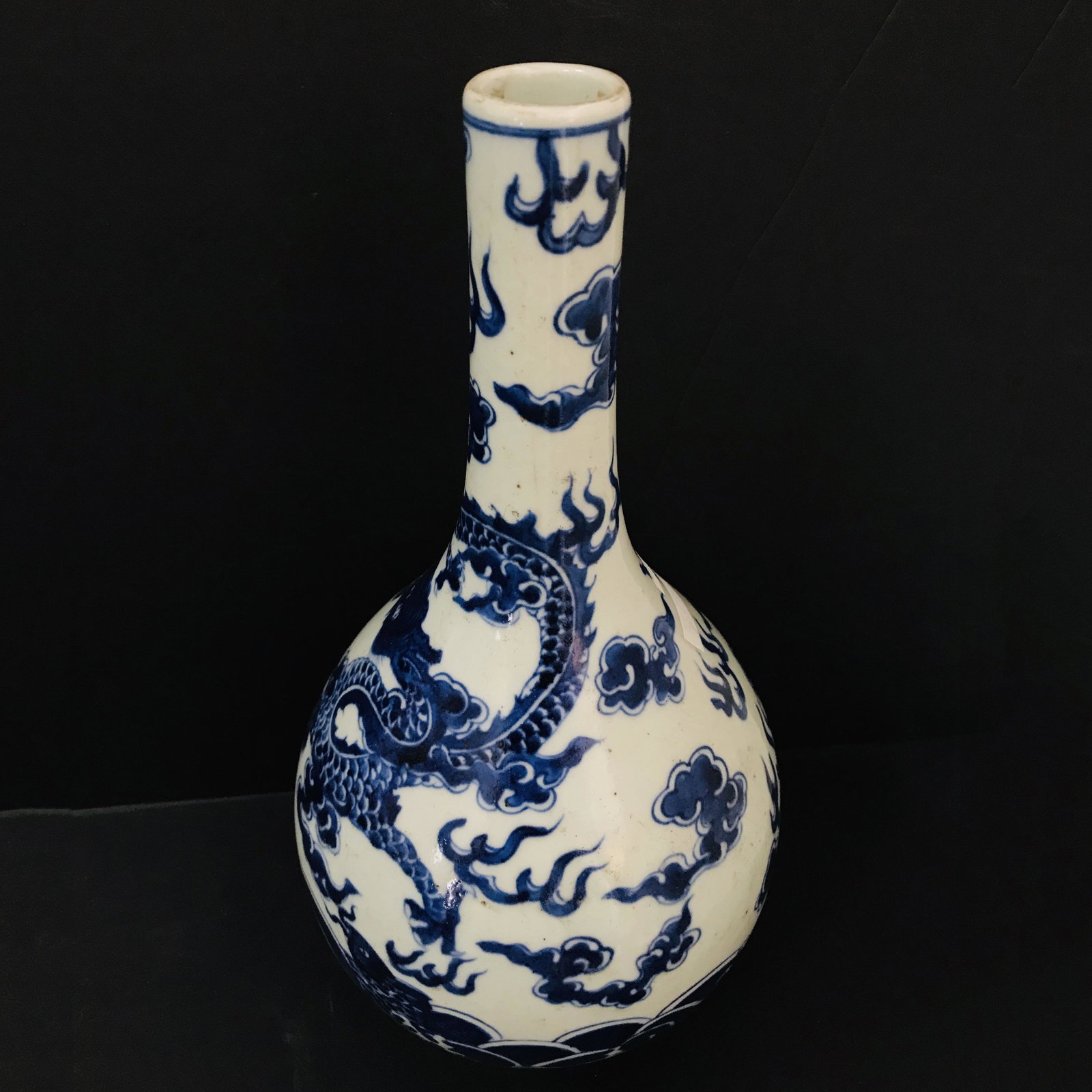 Blue and white porcelain bottle.: Blue and white porcelain bottle.31cm 16cm 16cm