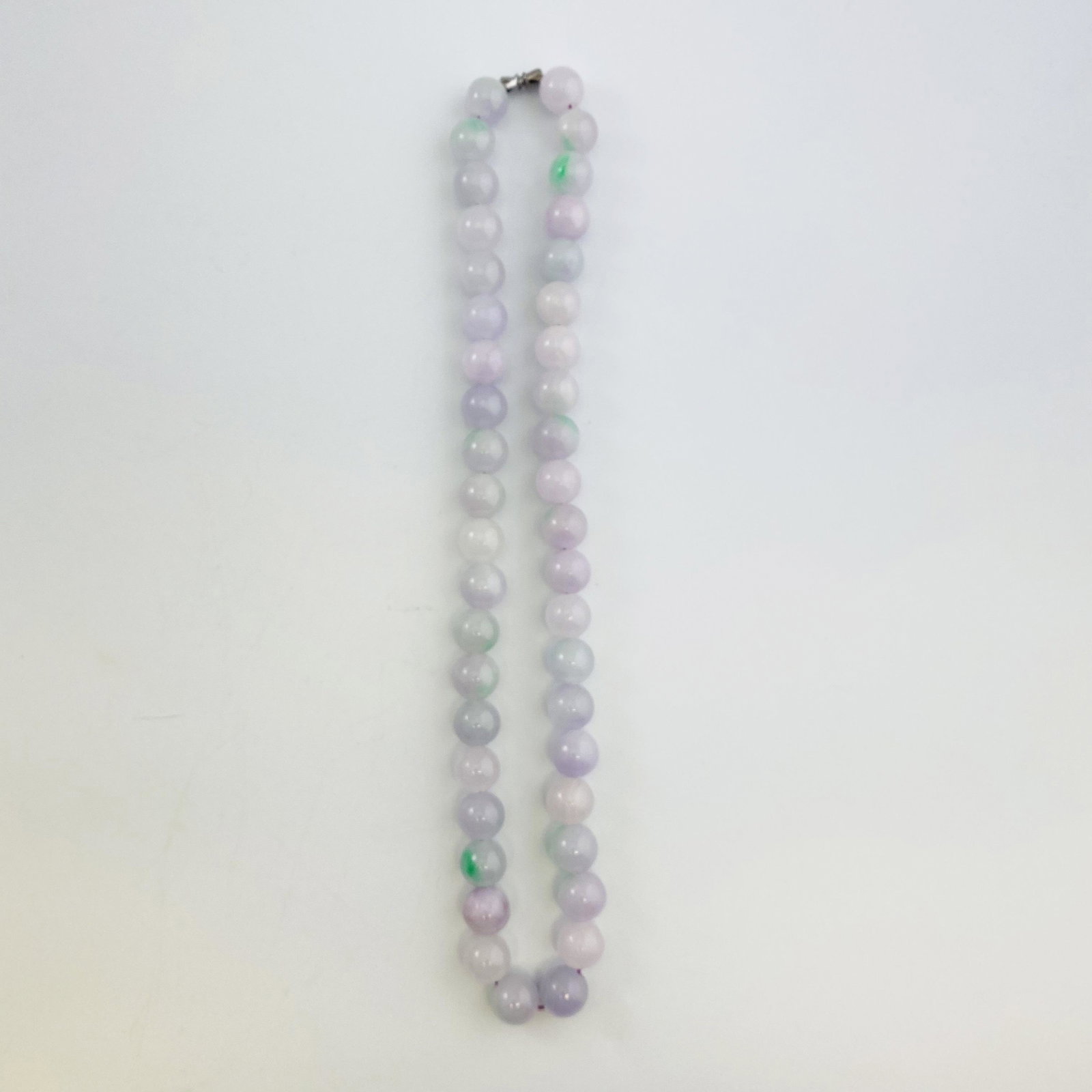 Light Green Jadeite Necklace: Light Green Jadeite Necklace 26cm