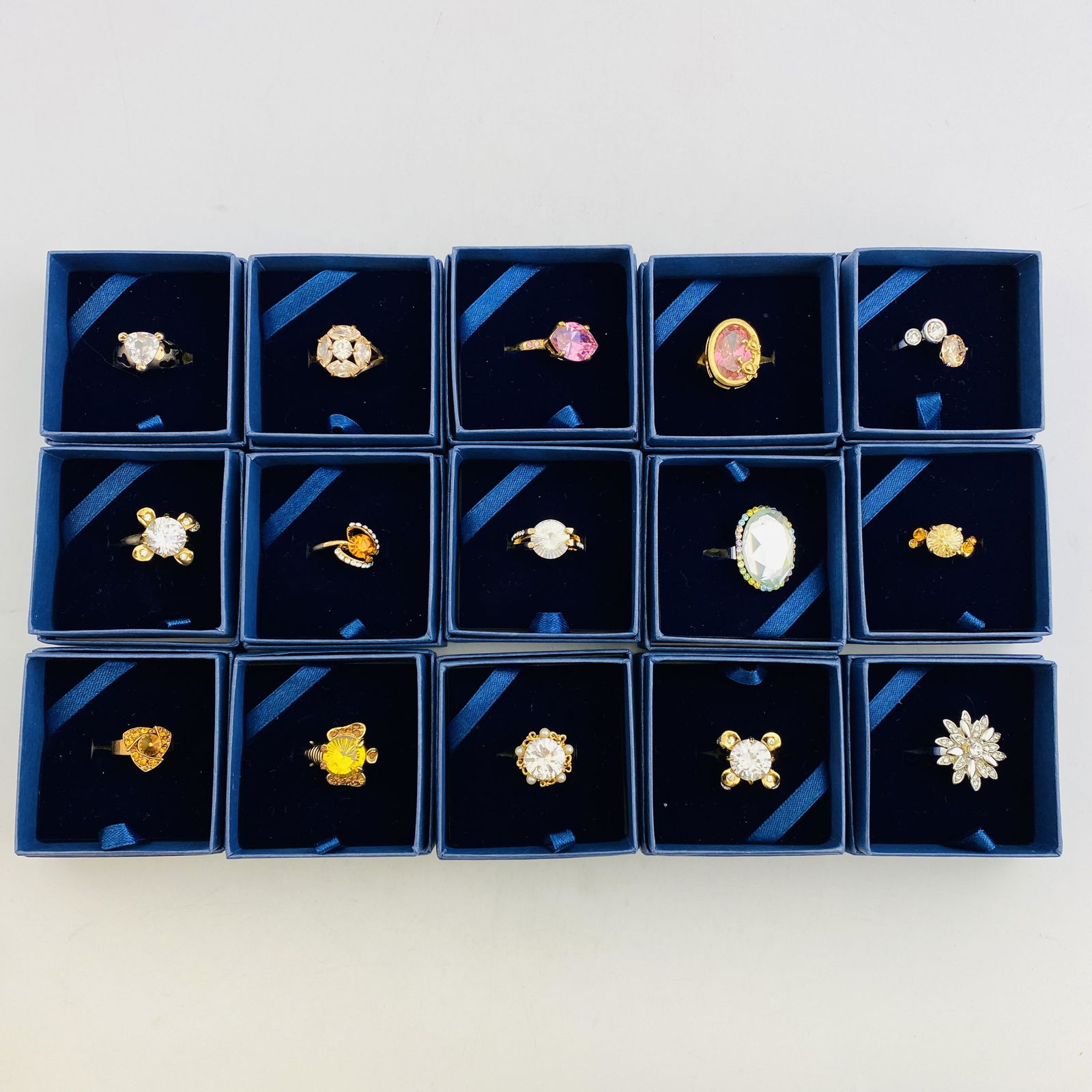 A Set of Fifteen Delicate Rings with Ornament Bag (1 of 4)