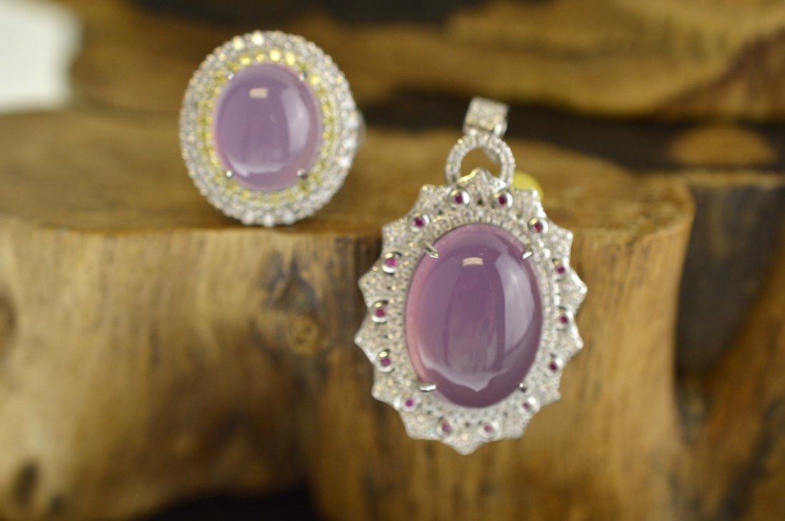 Purple Agate Silver Pendant & Purple Agate Silver Ring: A set of 2 items; a 925 silver pendant mounted with an oval purple agate decorated with Swarovski diamonds (A); an adjustable 925 silver ring mounted with an oval purple agate (B);---A: L x 1.000" H x