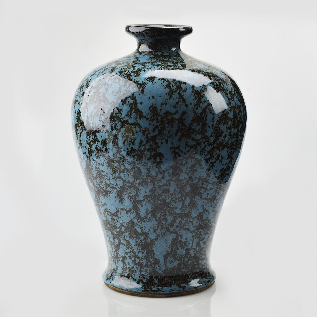 Marked Lu Jun Glaze Porcelain Vase: A vase made of porcelain with Lu Jun glaze in Mei Ping style; marked "Da Qing Yong Zheng Nian Zhi"; ------ D x 7.125" H x 11.500"