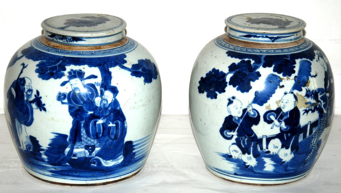 China. N° 2 white and blue porcelain vases with lid. (1 of 1)
