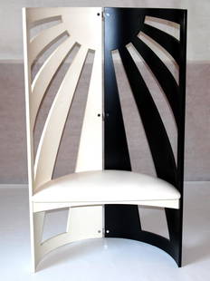 Kazuo Shinohara poltrona in legno laccato bianco: Kazuo Shinohara poltrona in legno laccato bianco e nero Edizione Sawaya & Moroni cm. 81x44 h. 132