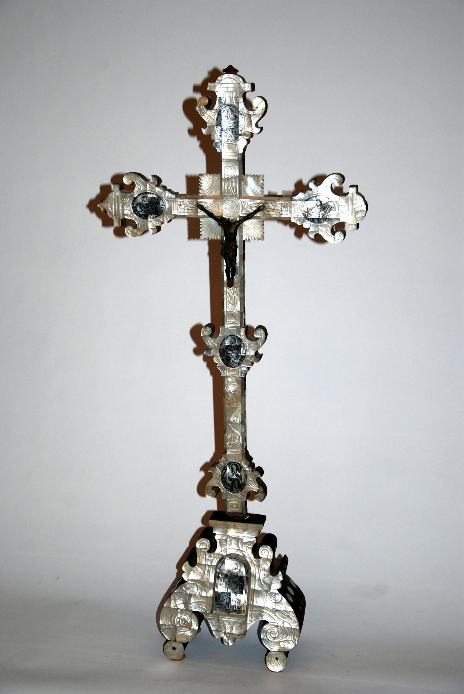 crocefisso in legno rivestito in madreperla e (1 of 1)