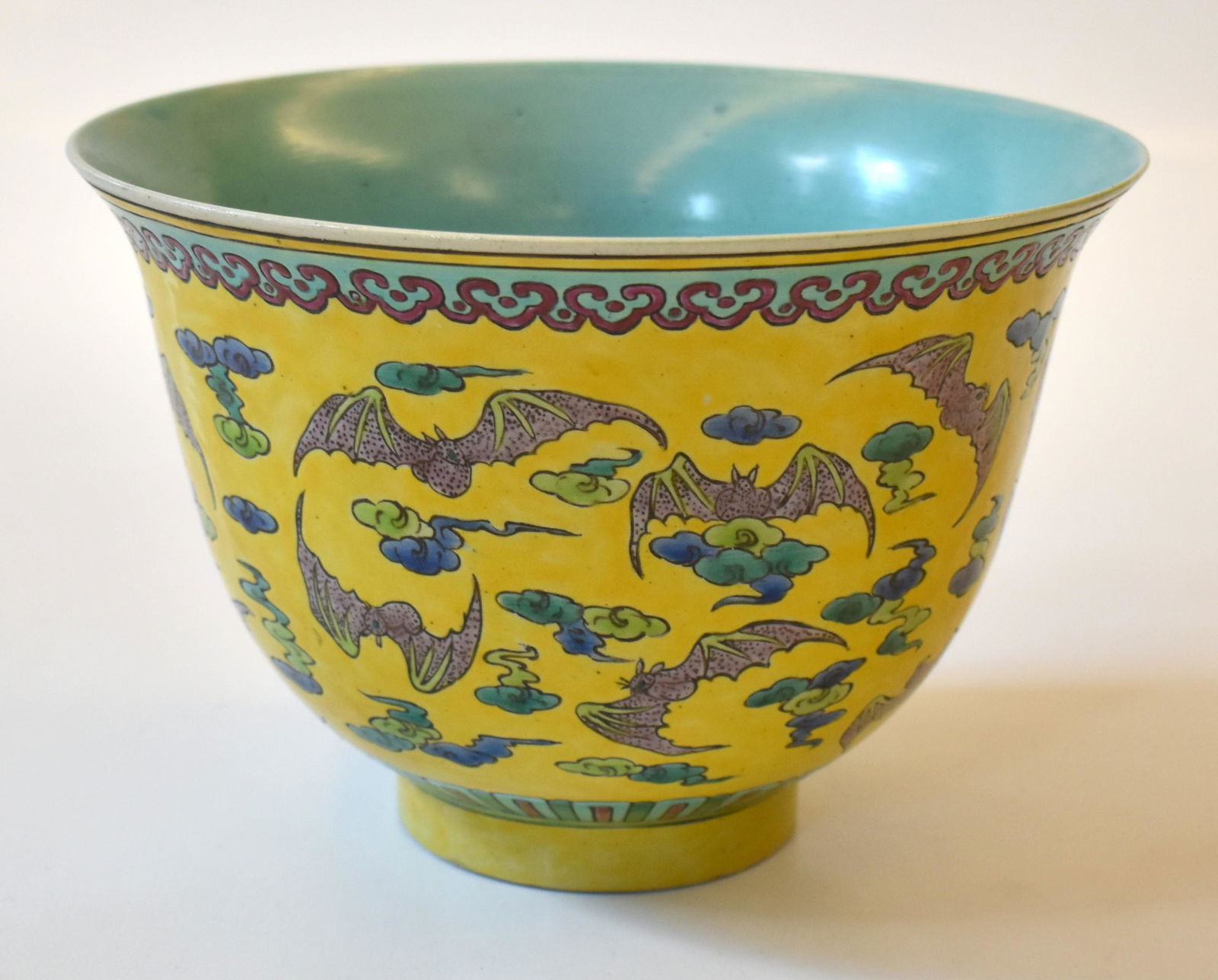 Cina vaso in porcellana, fondo giallo deorato con pipistrelli cm.x h. 15: Cina vaso in porcellana, fondo giallo deorato con pipistrelli cm.x h. 15